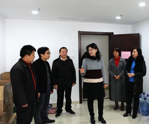 桂林市政府副市长蓝燕(中)在桂林市科协慰问已浏览2483次 发布日期